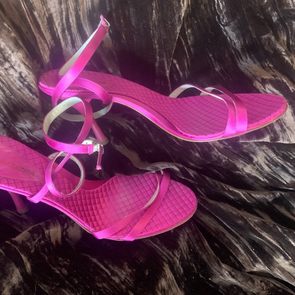 BCBG Fuchsia Heels Size 7M / 37 like new - Picture 1 of 2